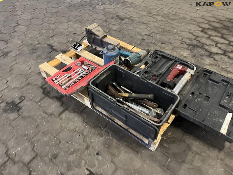 Various power tools and workshop equipment from service vehicle 7