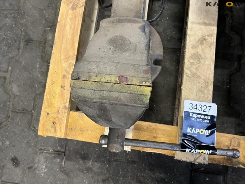 Various power tools and workshop equipment from service vehicle 13