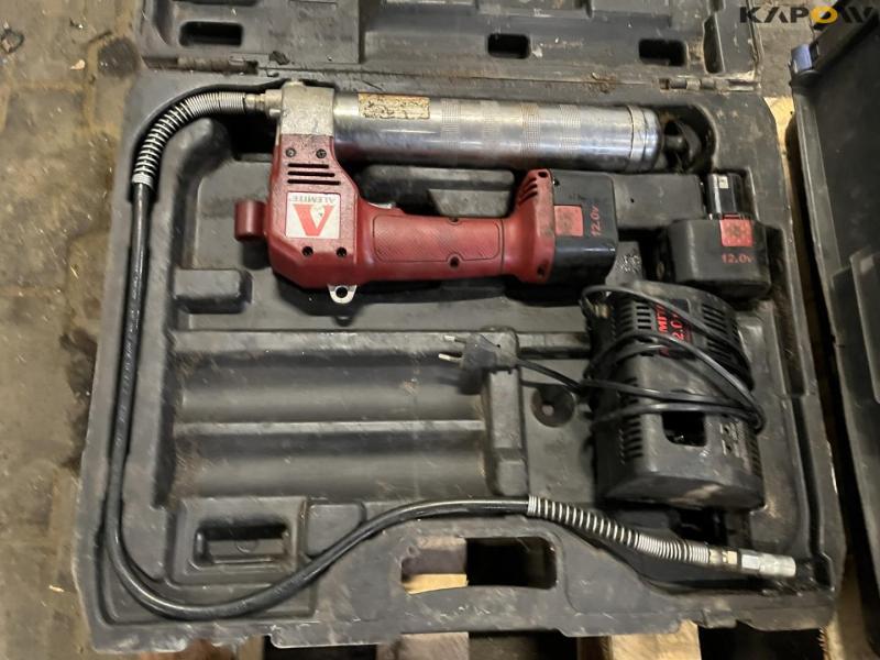 Various power tools and workshop equipment from service vehicle 14