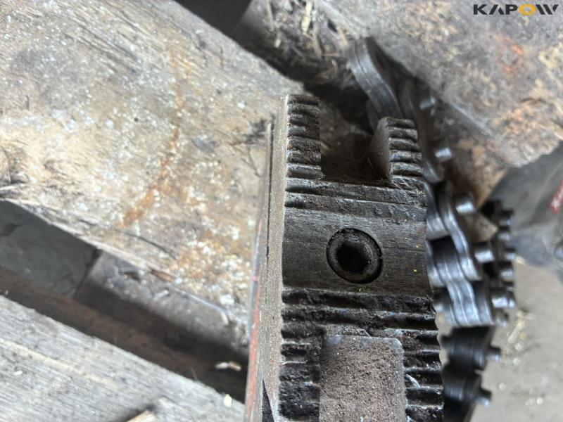 Various retaining tools 11