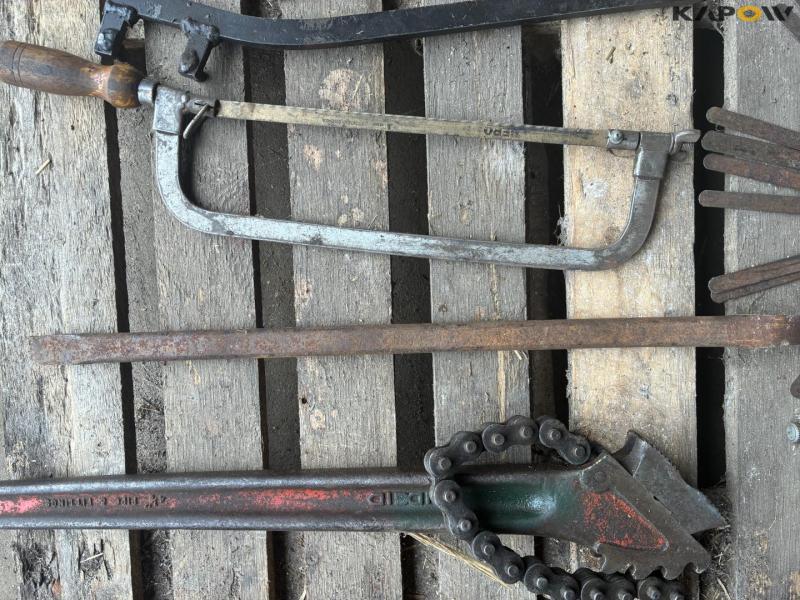 Various retaining tools 12