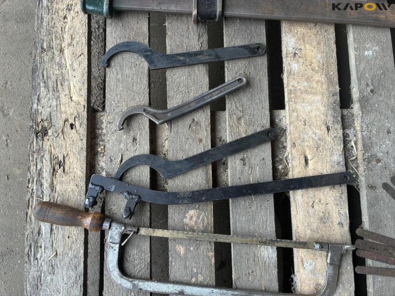 Various retaining tools 13