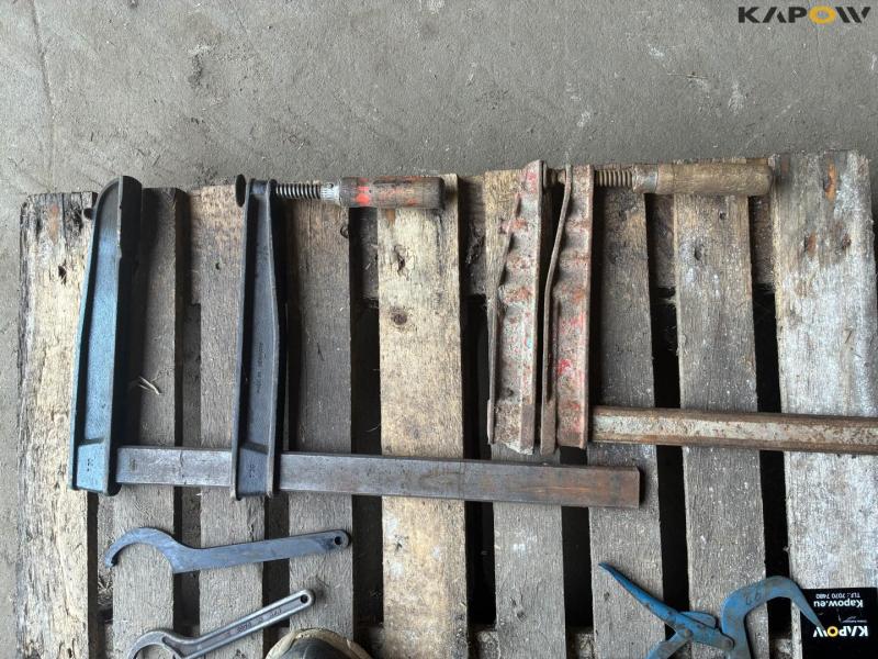 Various retaining tools 14