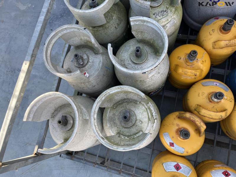 Various gas cylinders 9