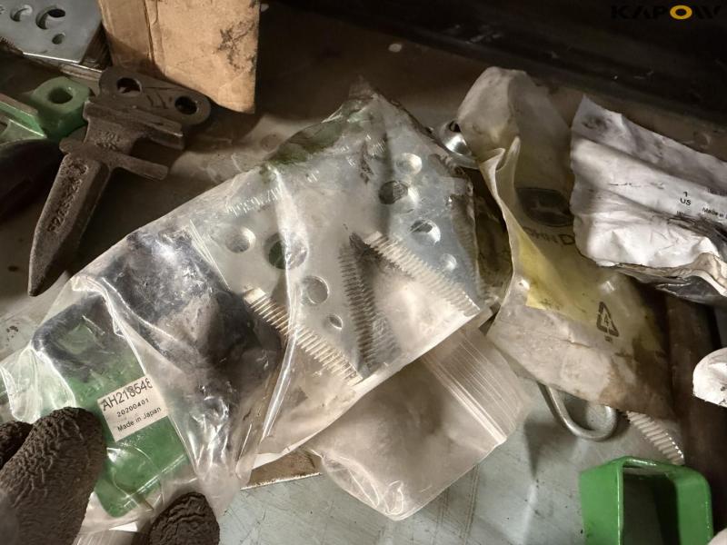 Various John Deere/Claas combine harvester spare parts 57