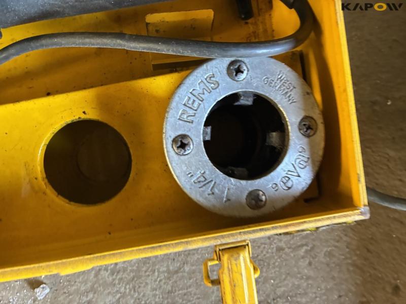 Various pipe thread cutters 17