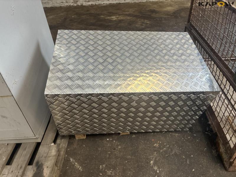 Various cabinets / cages 11