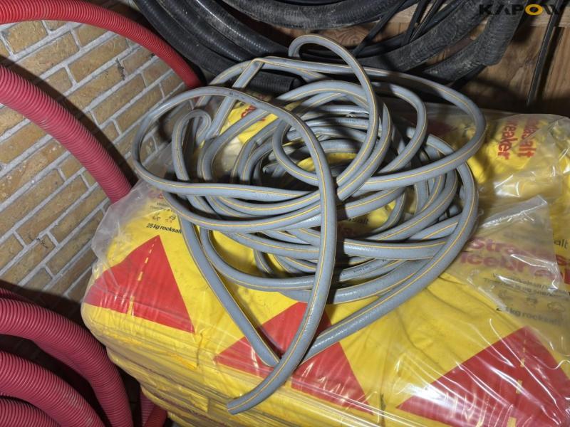 Various hoses 26