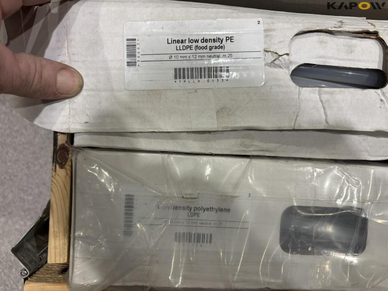 Various compressed air hoses 23