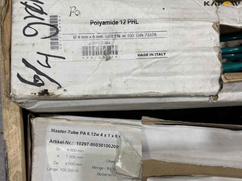 Various compressed air hoses 29