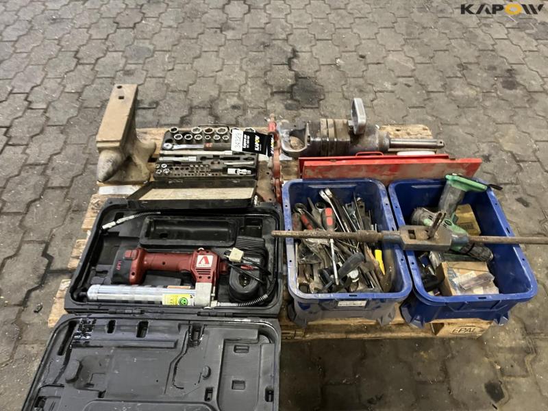 Various tools from service vehicle 6