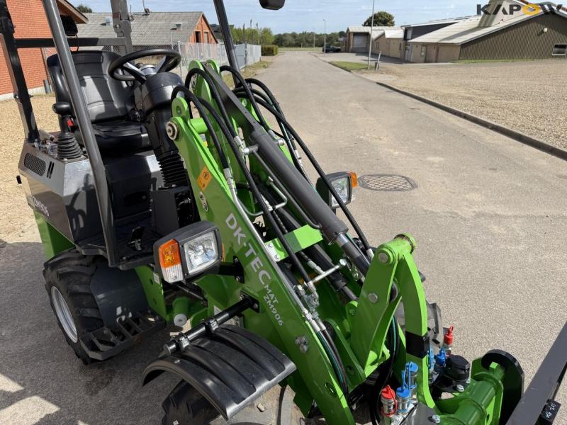 DK-TEC MATZM906 mini loader with accessories 13