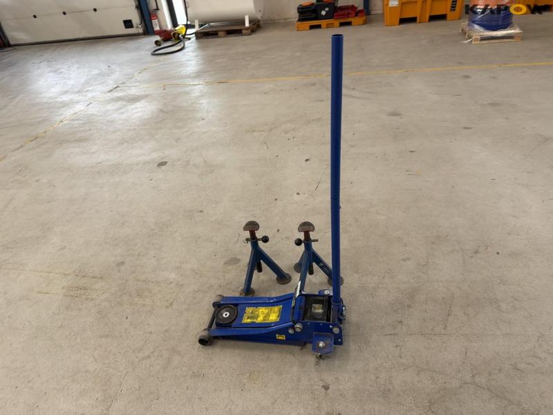 Jack TMG2501 and trestles 8