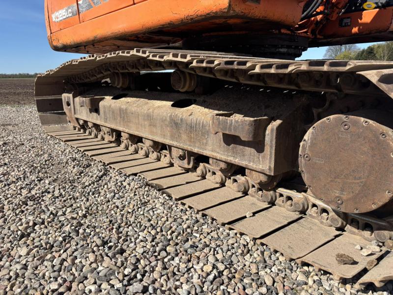 Doosan DX 225LC excavator 31