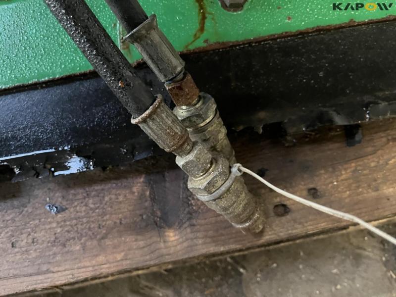 Rotating scraper blade 9