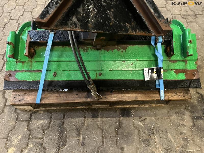 Rotating scraper blade 10