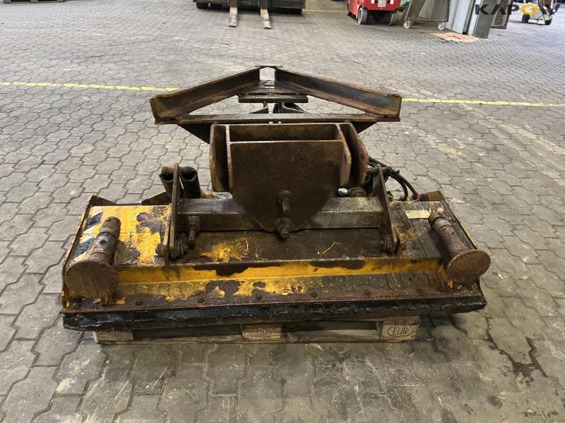 Rotating scraper blade 6