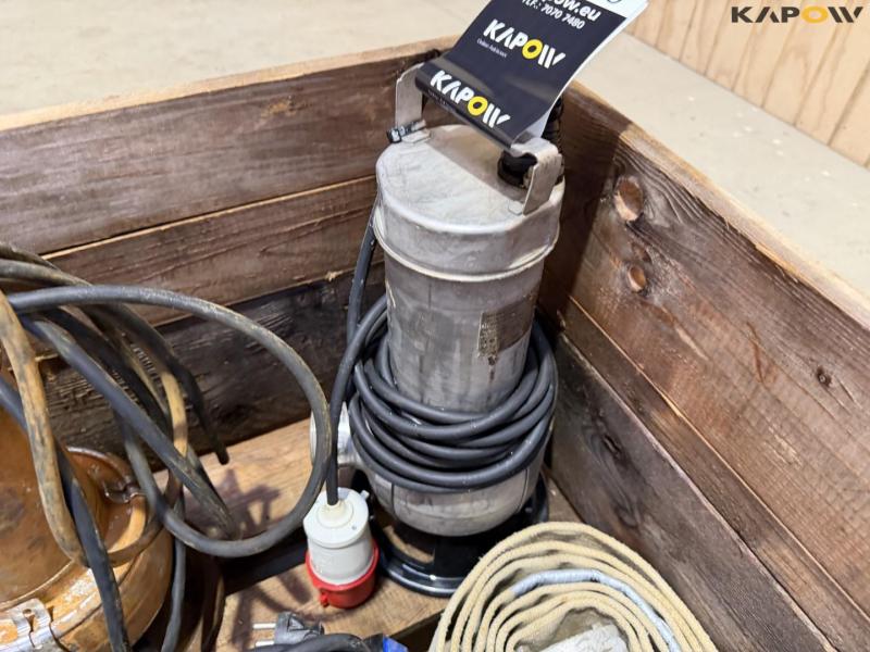 Submersible pump and drain pump 22