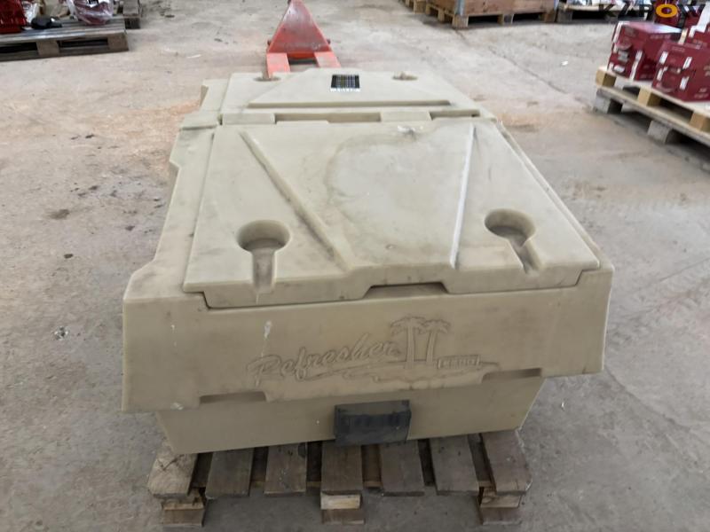 E-Z-GO Refresher bed container with lid 2