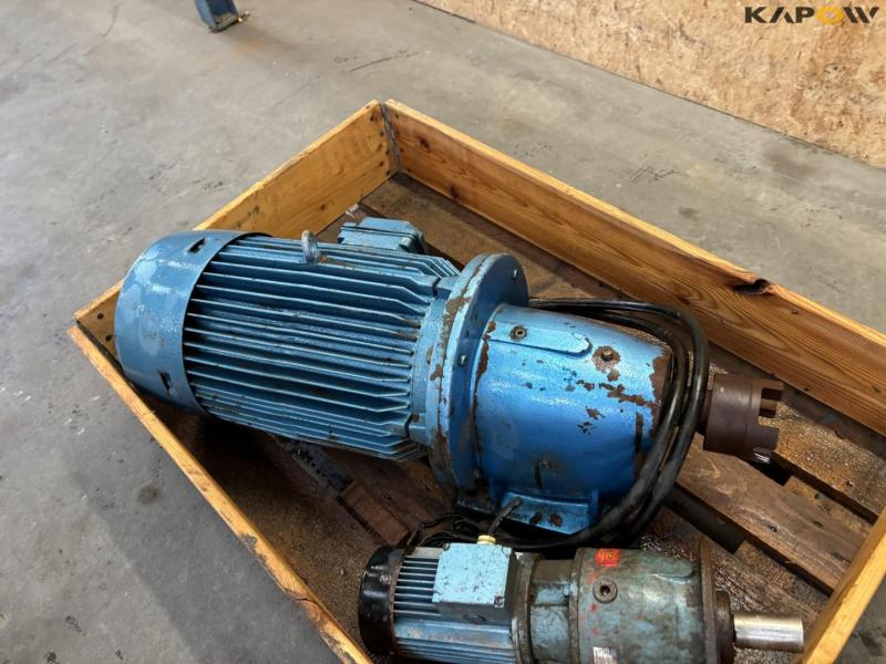 Electric motor with gearbox 14