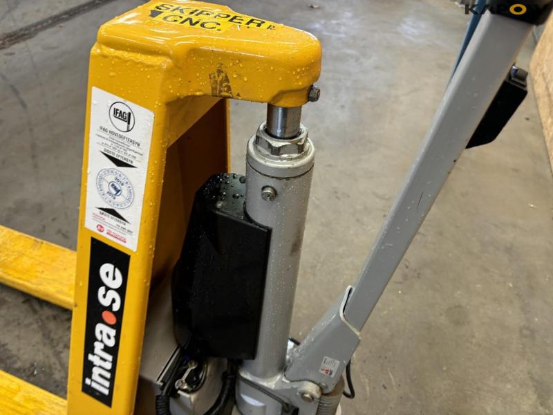 Electric pallet truck 11