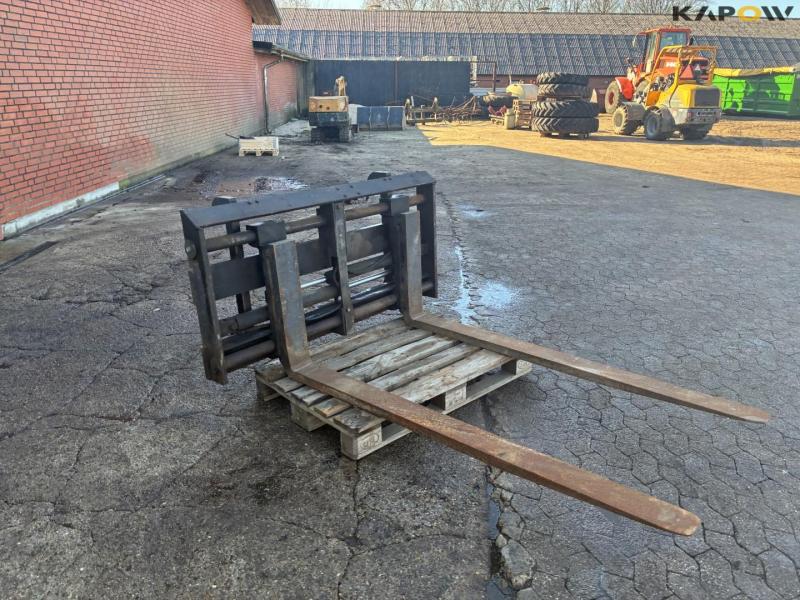 ELM HGS4015 pallet forks with Volvo quick hitch 4
