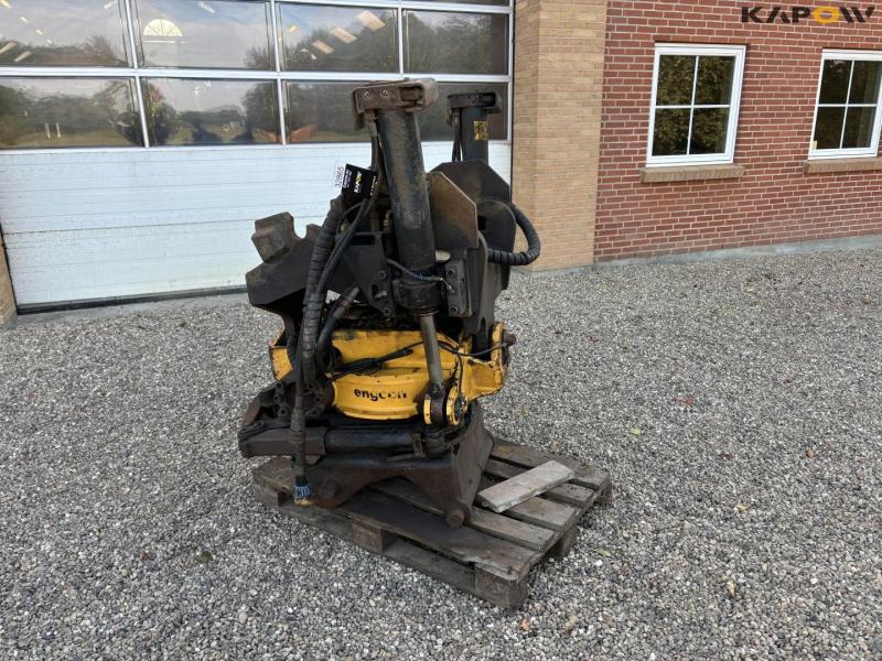 Engcon rotary tilt with CW40 hitch 1