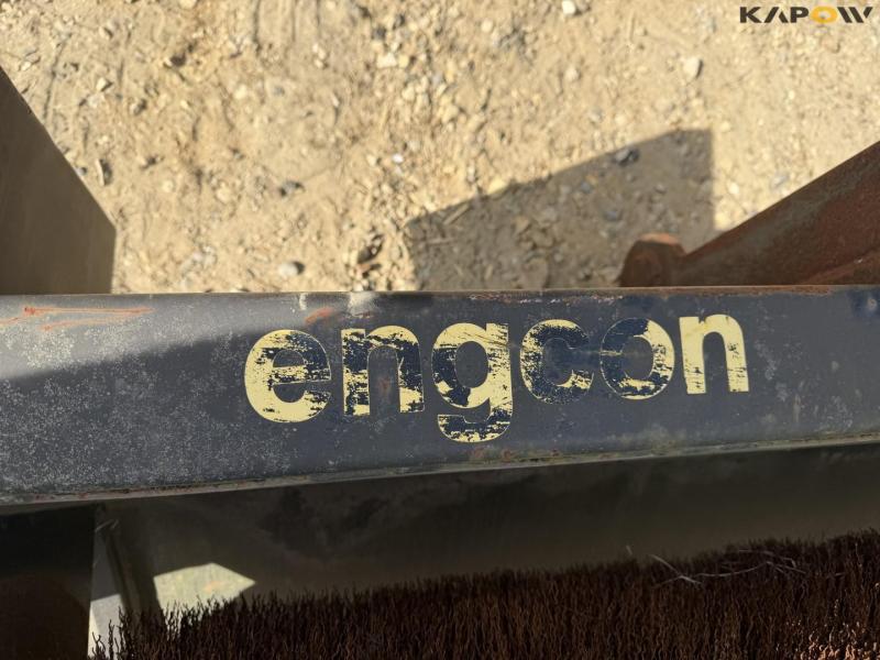 Engcon wire brush with S60 hitch 17