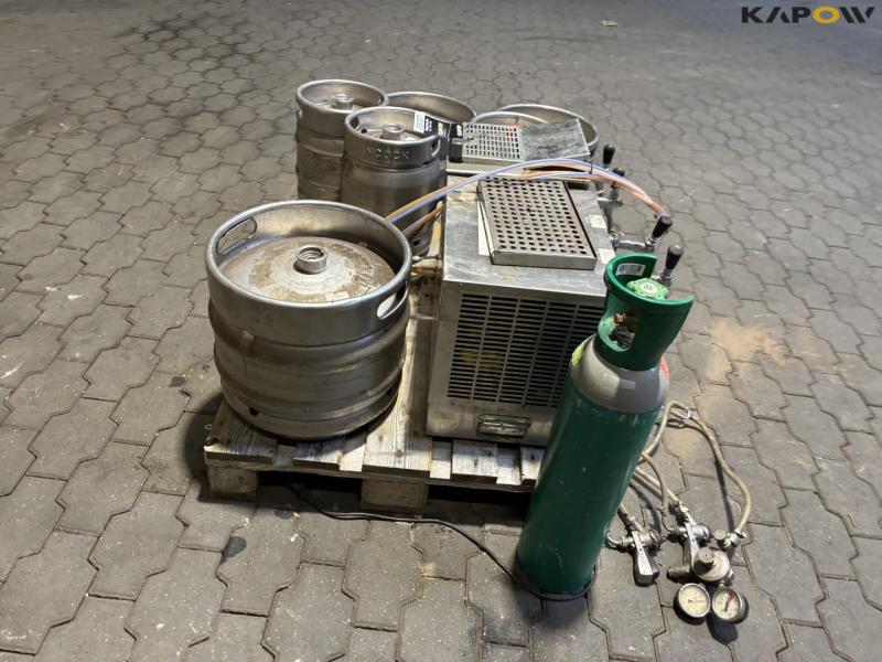 Draft beer system with kegs and carbon dioxide 3