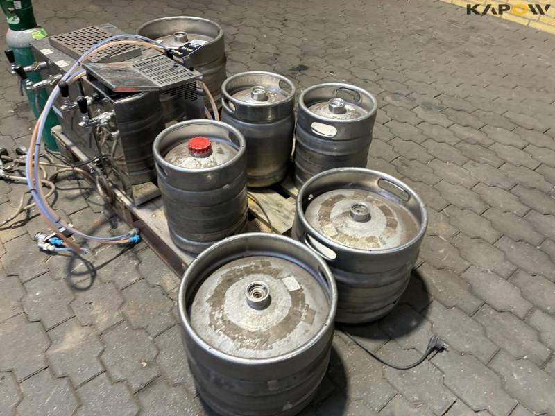 Draft beer system with kegs and carbon dioxide 6