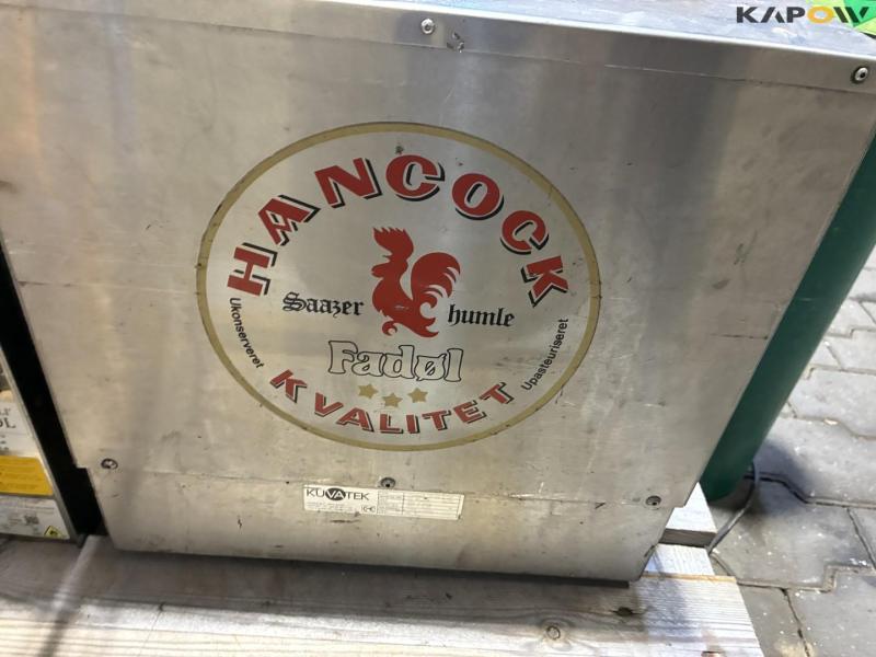 Draft beer system with kegs and carbon dioxide 23