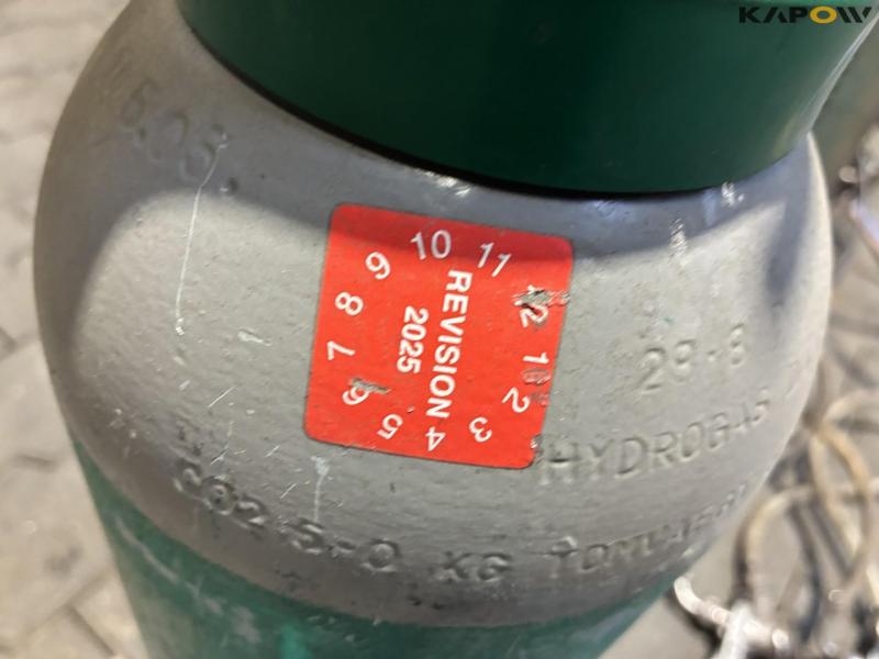 Draft beer system with kegs and carbon dioxide 27