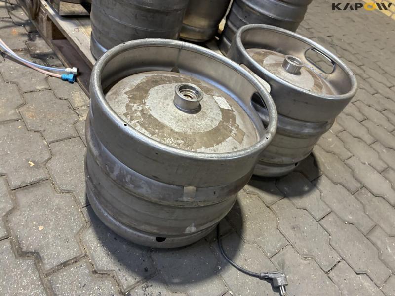Draft beer system with kegs and carbon dioxide 38