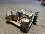 Draft beer system with kegs and carbon dioxide 4