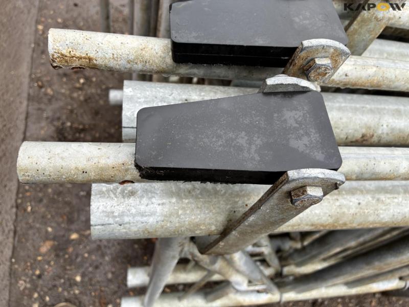 Prison grid + various cattle equipment 9
