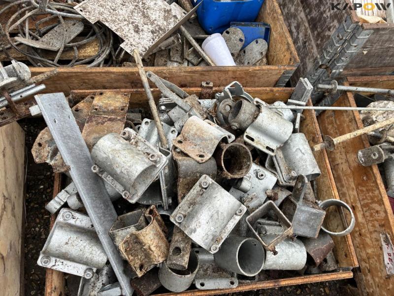 Prison grid + various cattle equipment 18