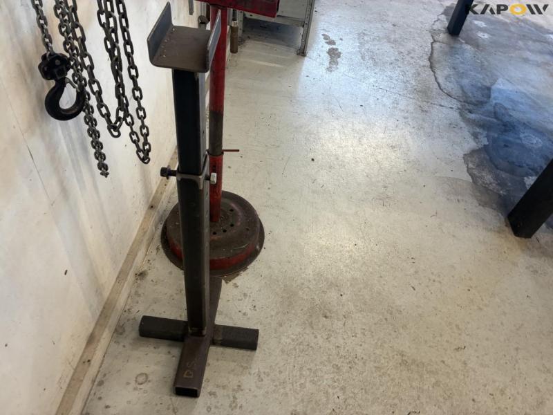 Fixed holding tools, chains and trestles 32