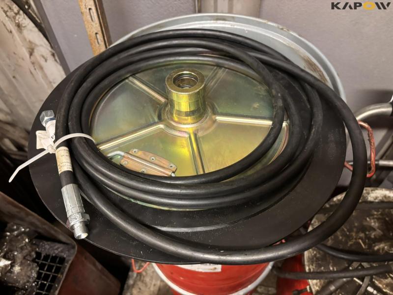 Grease with pump and cart 4