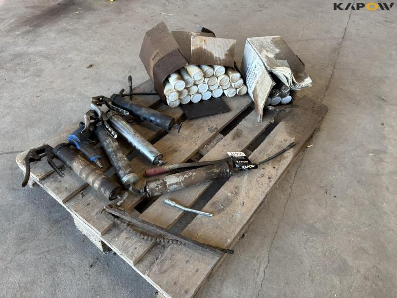 Grease and grease guns 1