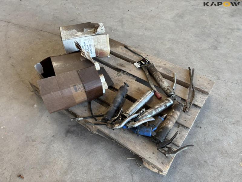 Grease and grease guns 3