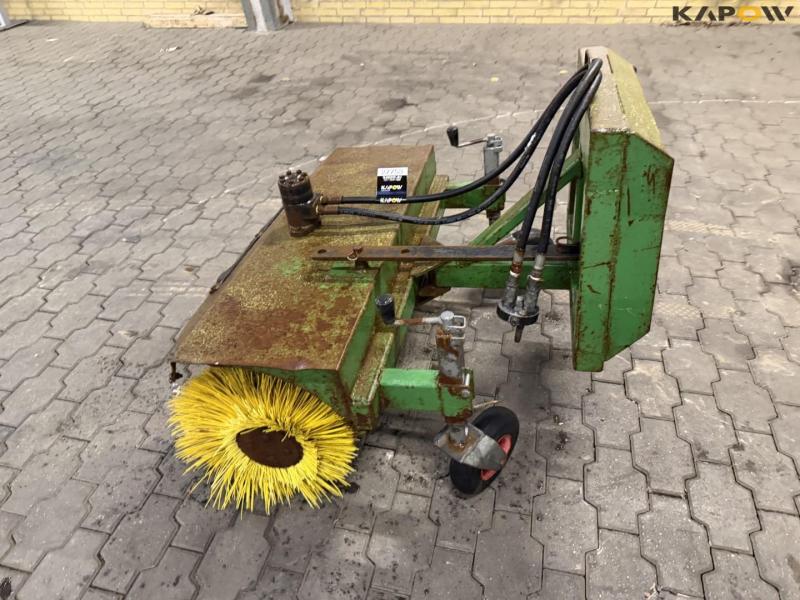 Sweeping broom with Thaler hitch 8