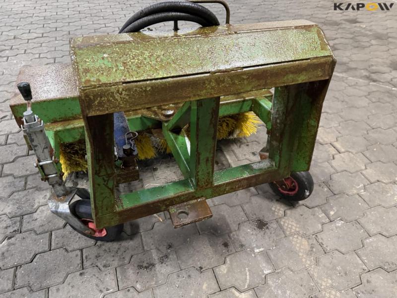 Sweeping broom with Thaler hitch 13