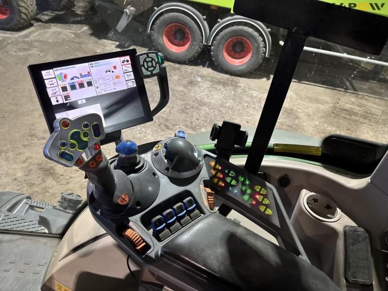 Fendt 516 Vario tractor with front loader 67