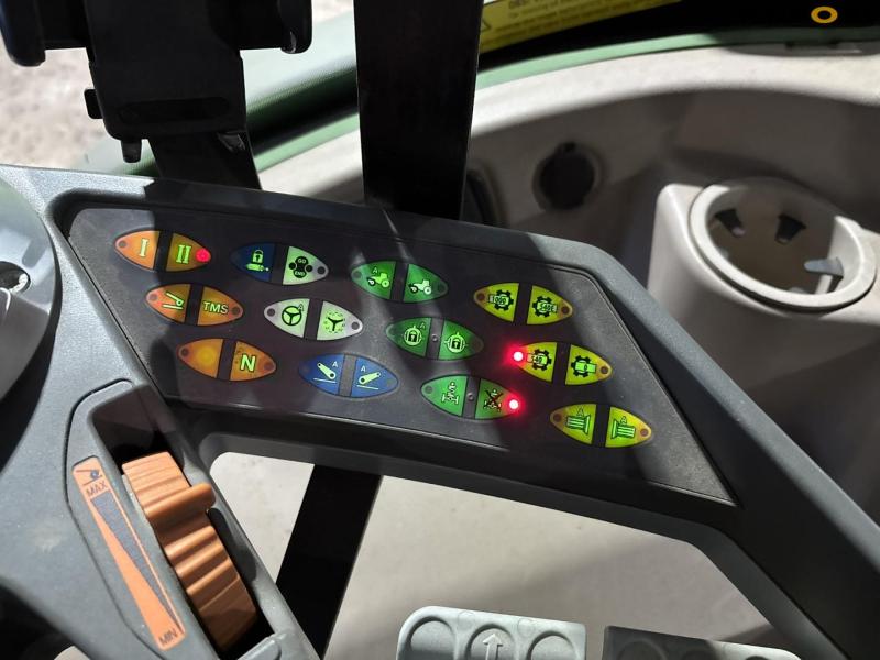 Fendt 516 Vario tractor with front loader 68