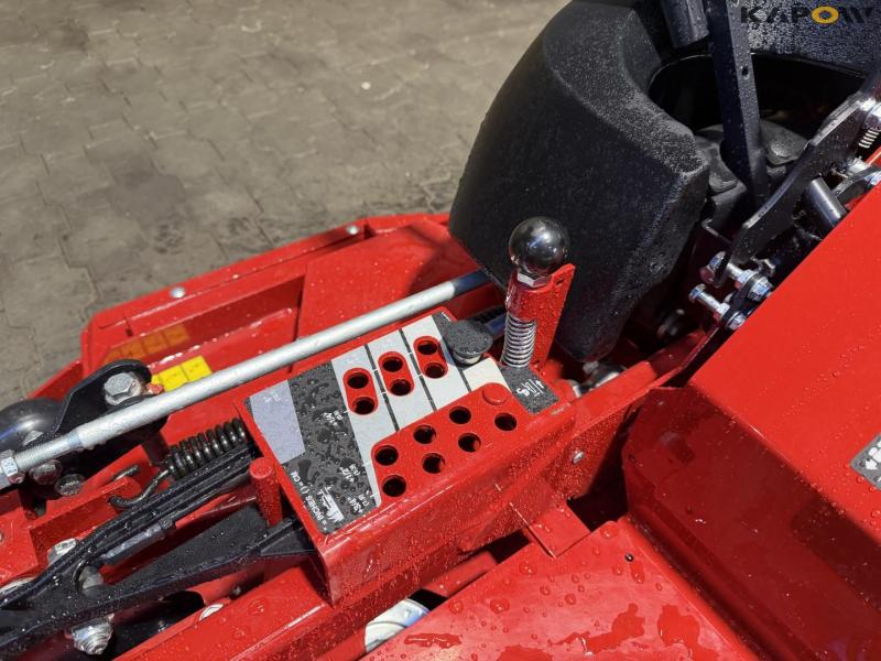 Ferris ZT 3300 ISX zero turn lawn mower - New 17