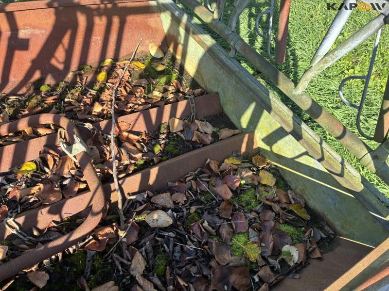 Feed fence with catch grid 15