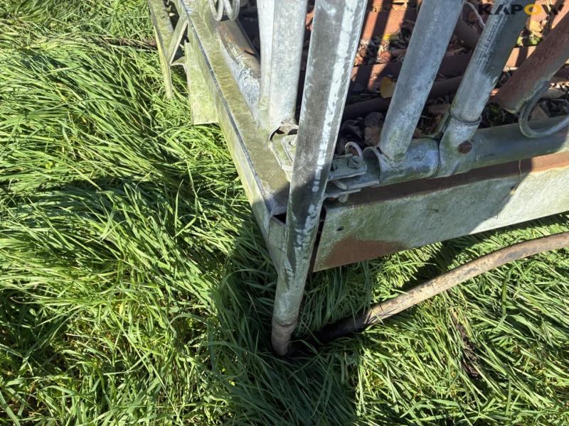 Feed fence with catch grid 17