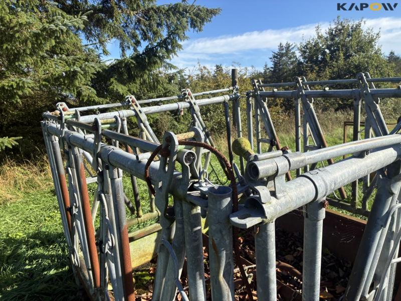 Feed fence with catch grid 22