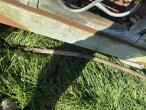 Feed fence with catch grid 16