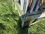 Feed fence with catch grid 17